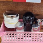 台湾小吃店 慶龍 - 卓上調味料