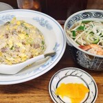 台湾小吃店 慶龍 - チャーハンのフルサイズに台湾ラーメンハーフ