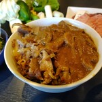 新村畜産 - 牛すじカレー牛丼