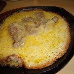 ハムカツ トモちゃん - マグロのチーズ焼き。おススメです。鉄板で焼かれたチーズのおこげが美味しいです。