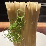 YAKITORI 燃 es - リフト、この日のスープはいつも以上にで絡みが良い証拠に葱迄この通り！凄かったです！