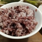 キッチン ブルー グローブ - 黒米大盛りのアップ