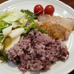 キッチン ブルー グローブ - サラダ、お新香も乗せます