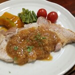 キッチン ブルー グローブ - 豚ロースソテーのアップ