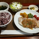 キッチン ブルー グローブ - 豚ロースソテー　醤油糀とドライいちじくのソース