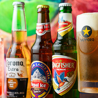 スタンディングバーで立ち飲みも可能。世界各国のビールもご用意