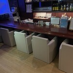 Bar EN - 店内カウンターゆったりできる椅子が５席あります