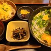 多慶家 - しらす丼定食(税込900円)
①しらす丼【ご飯少なめをオーダー】刻み海苔、卵黄身、刻み葱、鰹節
②サラダ③ひじき④赤出汁⑤お漬け物