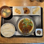 くすの木 - 日替わりランチ(900円)
            カレー煮込みハンバーグ
            白ご飯･小鉢3種･香の物･味噌汁付き