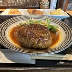 くすの木 - 日替わりランチ(900円)
カレー煮込みハンバーグ
白ご飯･小鉢3種･香の物･味噌汁付き