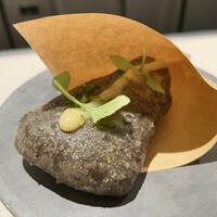 L'ETERRE - 焼津 太刀魚のベニエ 完熟レモンのピューレ スダチの皮