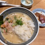 日本橋海鮮丼 つじ半 - そして、途中で鯛だしとご飯を投入