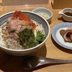 日本橋海鮮丼 つじ半 - お刺身は適度に残しつつ、食べましょう