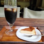 西丸震哉記念館 - 料理写真:ミニケーキ付きコーヒー500円