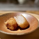 温石 - 太刀魚と蓮根の包み揚げ。
      ひっそり忍ばせた蓮根の食感が心地いい。
      黄身醤油と一緒に、しっかりした味付けが、コース全体の中でもいいアクセント♪
