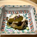 温石 - 鮑と平貝　モロヘイヤのお浸し　鮑の肝ソース。
      鮑はシンプルに蒸して。
      私は、何気に下に潜んでいる平貝の美味しさと香ばしさが好きですね。