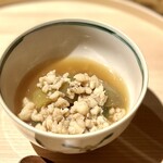 温石 - 折戸茄子と鱧のそぼろ。
      こちら、茄子もそぼろもしっかりした味わいで、緩急の付け方が素敵です。