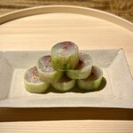 温石 - 鯵の胡瓜巻き。
      段の数がおかしいぞ？(^^)
      いきなりサービスいただき、ありがとうございます♪
      以前は梅のアクセントあったかな？私はこちらの仕立ての方が好みです。
      鯵、美味しい！