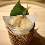 温石 - 豆鯵の煎餅。
      こんな豆鯵ちゃんを、活で神経締めですって！
      どれだけ途方もないこだわりなんでしょう。
      天日干しでギュギュっと味わいが凝縮された煎餅なんて、ある意味贅沢の極みじゃない？
      最っ高に美味しい！