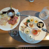 スカイグリルブッフェGOCOCU - バイキングの一部。ローストビーフとローストポークのW乗せ。