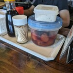 天ぺい - 卓上の薬味類　藻塩、梅干し？醤油と一味唐辛子