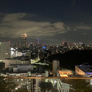 夜景が望める開放的な空間。テーブル席と完全個室完備
