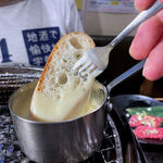 食べ飲み放題 焼肉ダイニング ちからや - 頃合いを見計らってバゲットにチーズを絡める！！