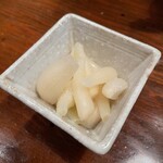 Sumibi Yakitori Yakikura - 塩らっきょう。季節メニューなので出てたらマストオーダー♡