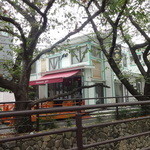 Restaurant μ - 白い一軒家に赤い庇のテラス席