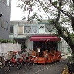 Restaurant μ - ランチタイムは、ママチャリがズラッと並びます