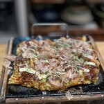 花 - 最後は撮り忘れました、、、これはイカ豚玉ですが、豚モダンをいただきました(店長さんオススメは、マヨ無しだそうです、、、確かに生地が美味しいので＋の調味料はいらないです(^O^)❒’’)