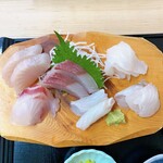 四季の海鮮 魚々味 - お造りは、左上から時計周りに、鰆、ワラサ、真鯛、平目、鱸、コショウ鯛です。コショウ鯛は珍しい！