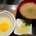 鉄板料理 堂島 - 2013.9和牛すき焼き弁当の牛骨味噌汁、お新香、生卵