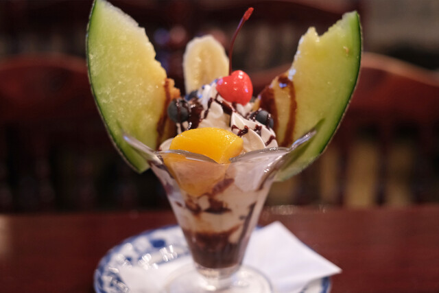 創業67年の昭和レトロ、フルーツパフェ風で美味しい！チョコレート