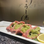 Yakiniku Ushishi - 上タンを開いてごま油を効かせたネギ塩を包んでおります！