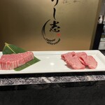 Yakiniku Ushishi - 和牛ヒレ【左】上タン【右】