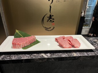 Yakiniku Ushishi - 和牛ヒレ【左】上タン【右】