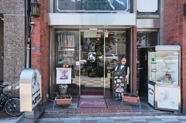 創業67年の昭和レトロ、フルーツパフェ風で美味しい
