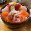 Maguro Yasanno Sushidokoro - 海鮮丼(五種)1000円。味噌汁(あら汁)とミニサラダ付き