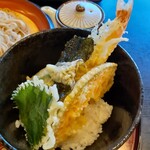 Membou - ミニ天丼。大葉、南瓜、海苔、ピーマン、海老の天ぷらがのった天丼です。