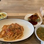 ヨカヨカフェ - トマトと海老のクリームパスタ