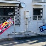 212225208 - 駐車場において既に今回の決戦の火蓋は切られていた。