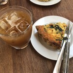 まちのパーラー - ほうれん草とリコッタチーズのキッシュ（約650円）
                                セットドリンク［自家製黒糖ジンジャーエール］（＋198円）