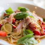 スプーン - 生ハムとフレッシュトマトのペペロンチーノ