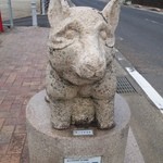 真弓精肉店 - （2013/8月）近くの道路脇にあった動物の形の石彫刻