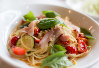 スプーン - 生ハムとフレッシュトマトのペペロンチーノ