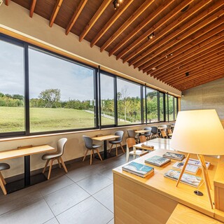 【開放的な空間】公園内にあるからこその自然空間。