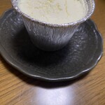 PLUME - レアチーズケーキはカップタイプ、底には砕いたクッキー敷