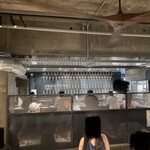 CRAFT BEER BAR IBREW - 物凄い数のタップが並ぶ、お店に入ってすぐのところは立ち飲みエリア