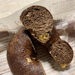 ベーカリー燈 - 天然酵母ベーグル 林檎とピーナッツバターとクリームチーズ ¥350